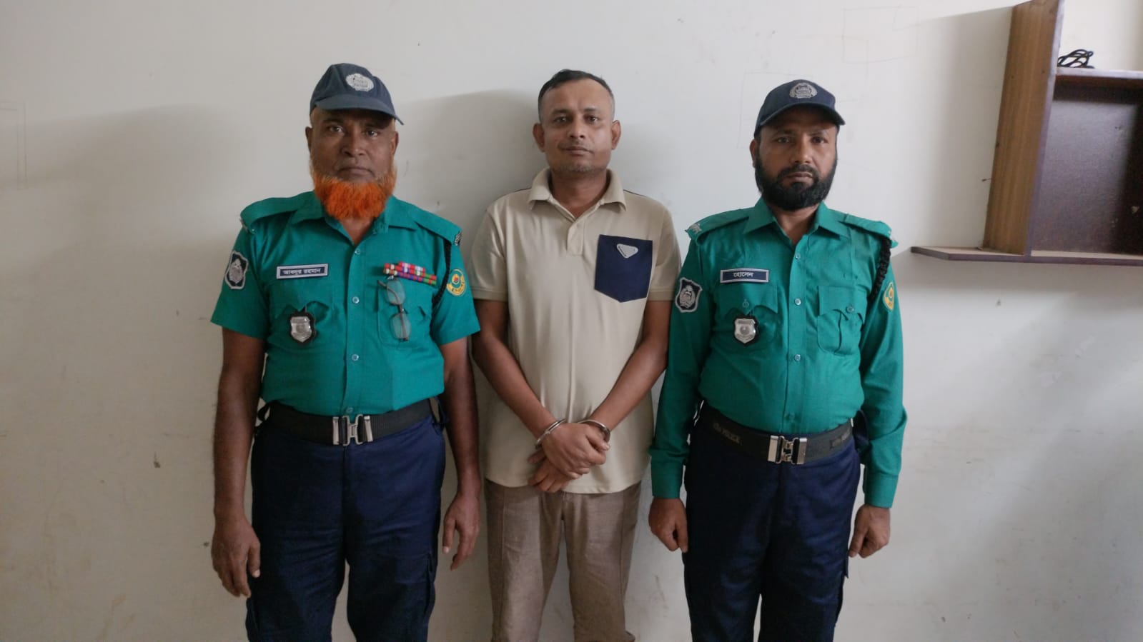 সাংবাদিক পরিচয়ে চাঁদাবাজি: হালিশহরে ব্যবসায়ী অপহরণ, সিএমপি’র অভিযানে গ্রেফতার ৬