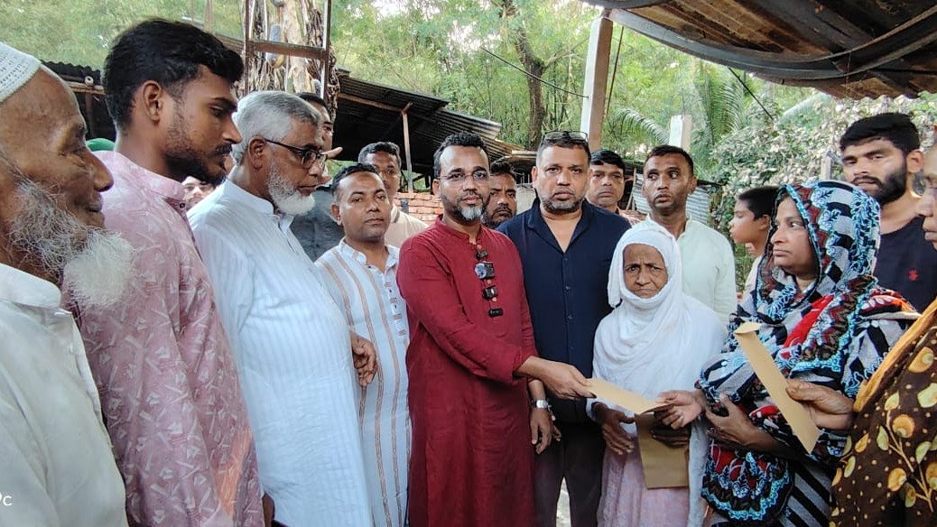 পটিয়ায় অগ্নিকাণ্ডে ক্ষতিগ্রস্ত চার পরিবারকে নগদ সহায়তা দিলেন বিএনপি নেতা