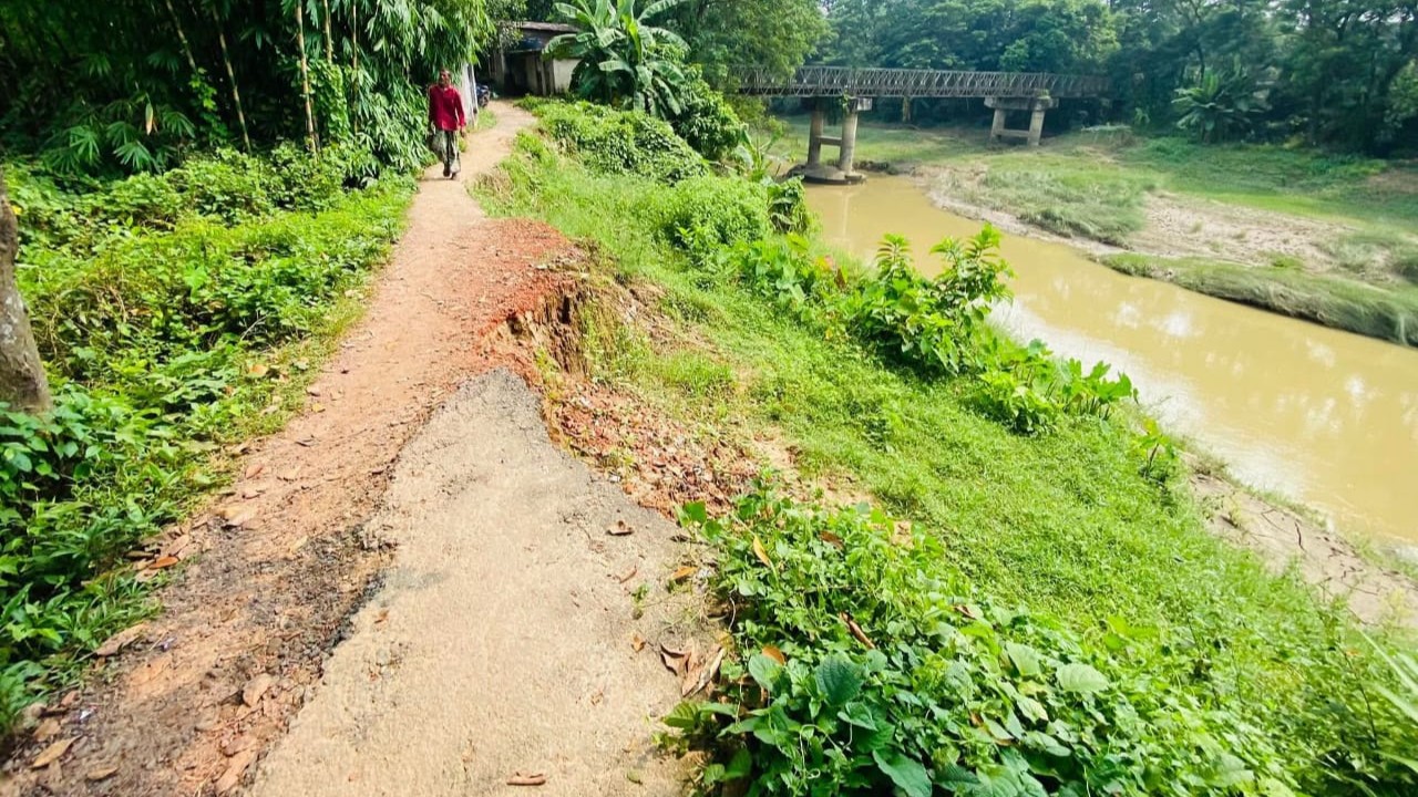 তিন বছরেও স্থায়ী সংস্কার হয়নি তেওয়ারিখীলের সড়ক, বাড়ছে ভাঙন